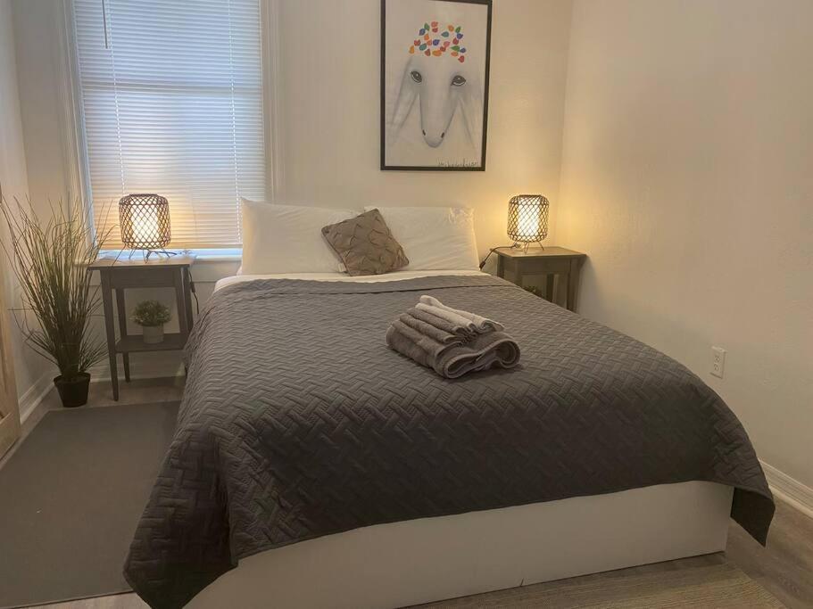 Apartment Chic Steps From Armature Works & Downtown Riverwalk