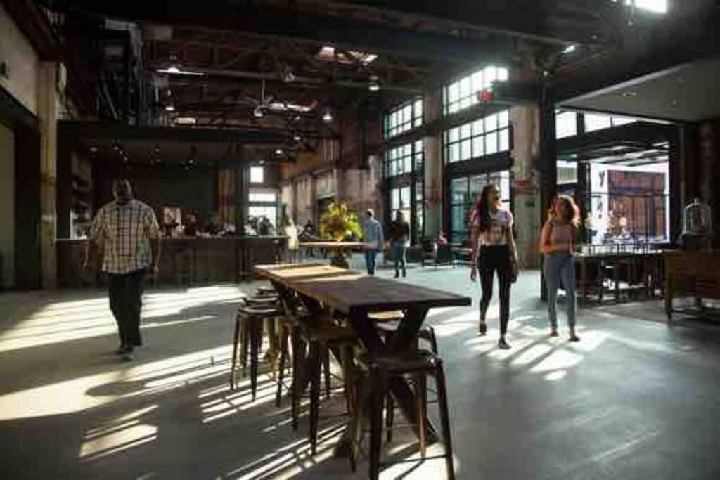 Apartment Chic Steps From Armature Works & Downtown Riverwalk *