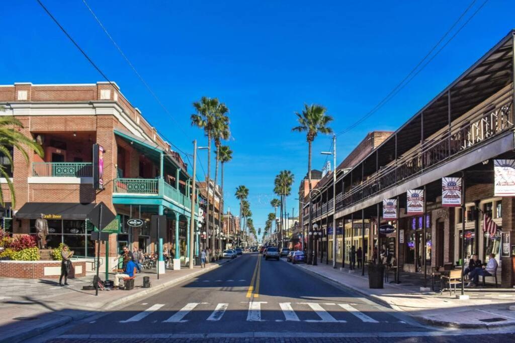 Chic Steps From Armature Works & Downtown Riverwalk Apartment Tampa