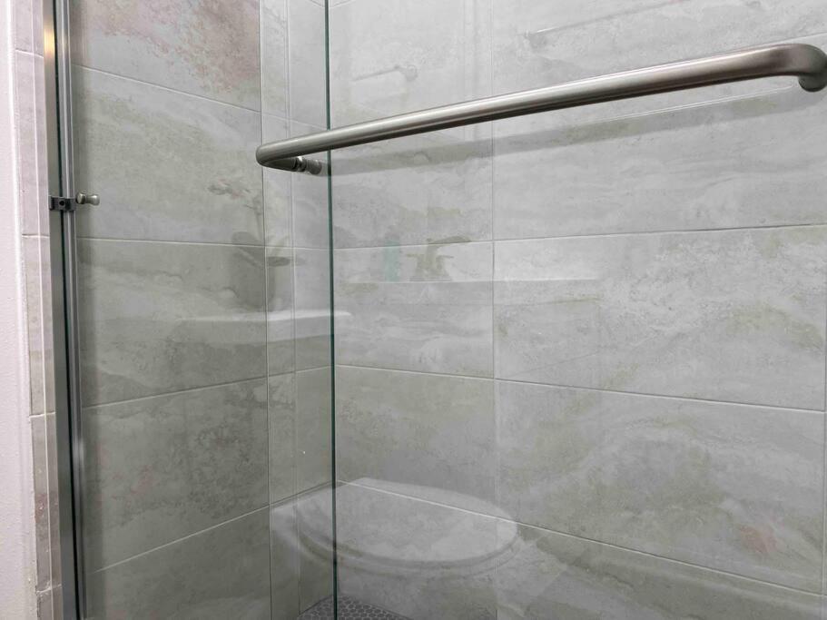 Apartment Chic Steps From Armature Works & Downtown Riverwalk