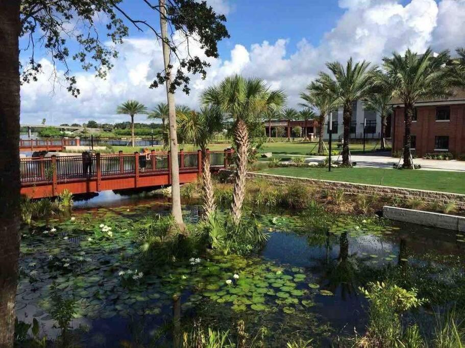 Apartment Chic Steps From Armature Works & Downtown Riverwalk